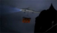 BIOHAZARD RE:2 ヘリから荷物が投下されるシーンのゲーム画面