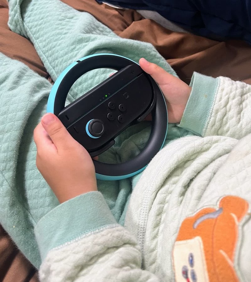 4歳5か月の娘がJoy-Con 2 ハンドルを両手で握っているところ
